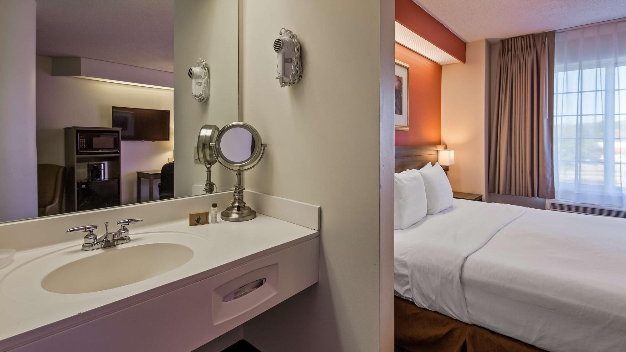 Charlevoix Inn & Suites Surestay Collection By Best Western Exterior foto