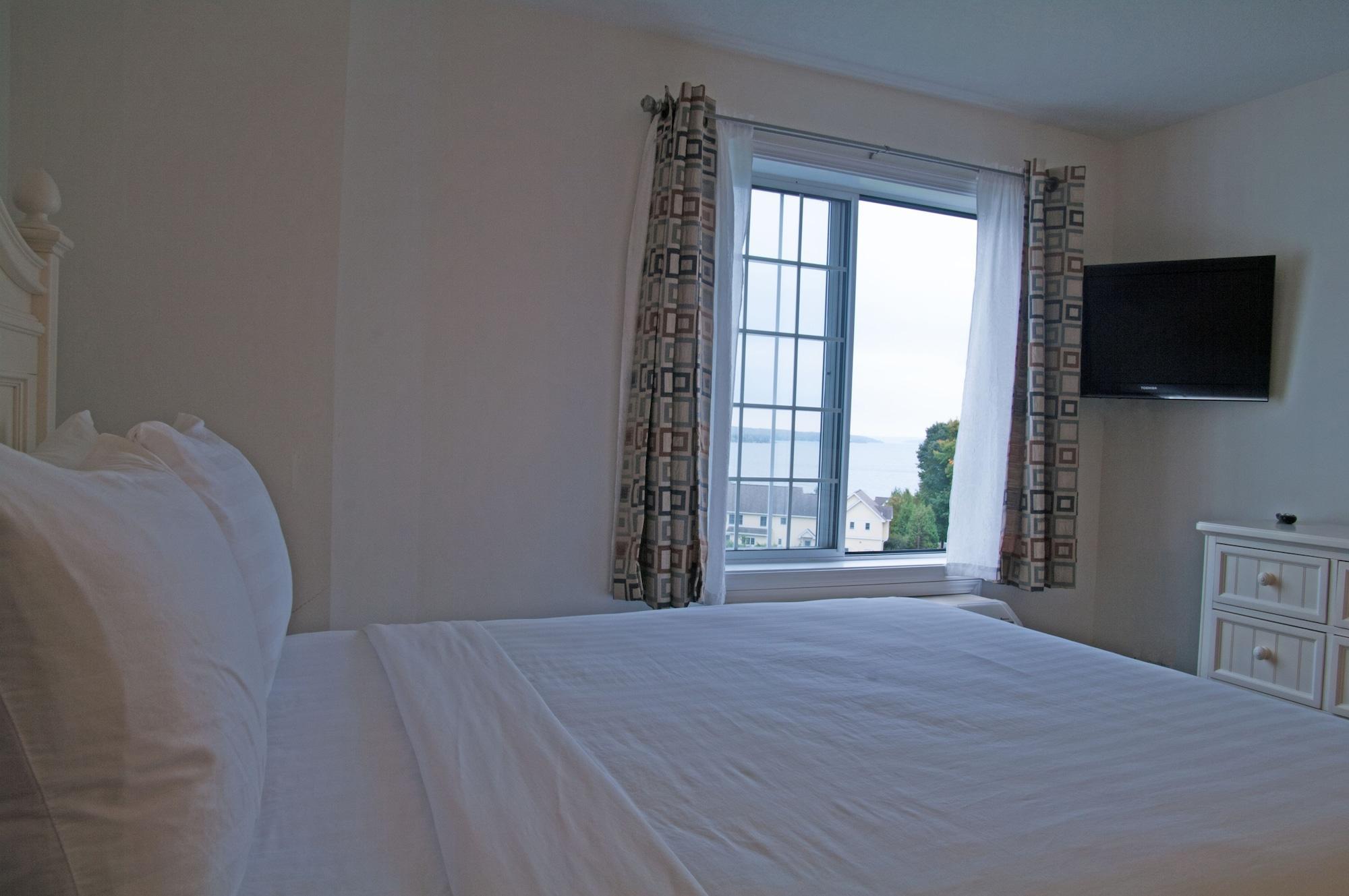 Charlevoix Inn & Suites Surestay Collection By Best Western Exterior foto