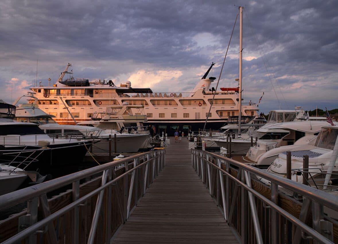 Charlevoix Inn & Suites Surestay Collection By Best Western Exterior foto