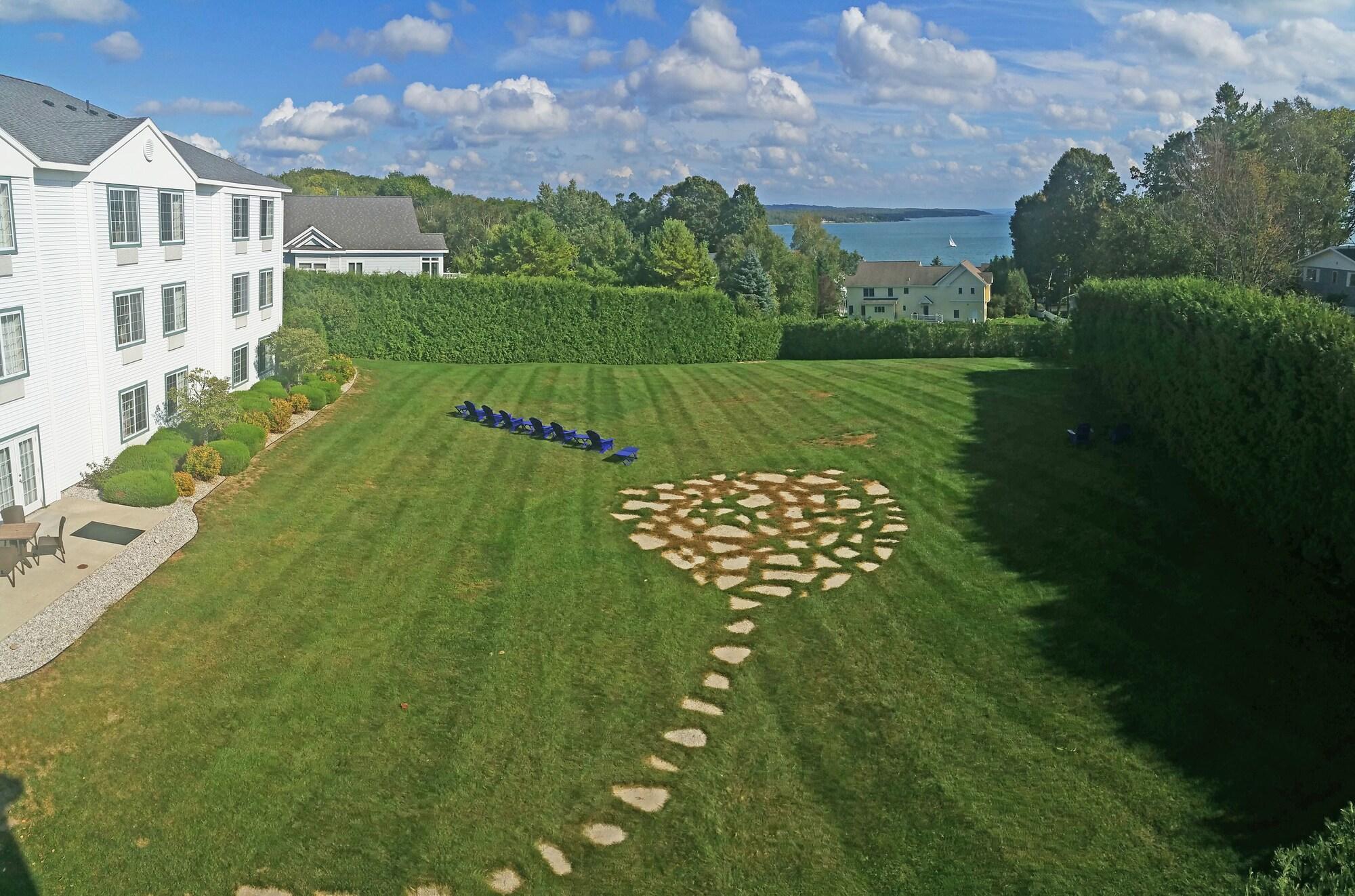 Charlevoix Inn & Suites Surestay Collection By Best Western Exterior foto