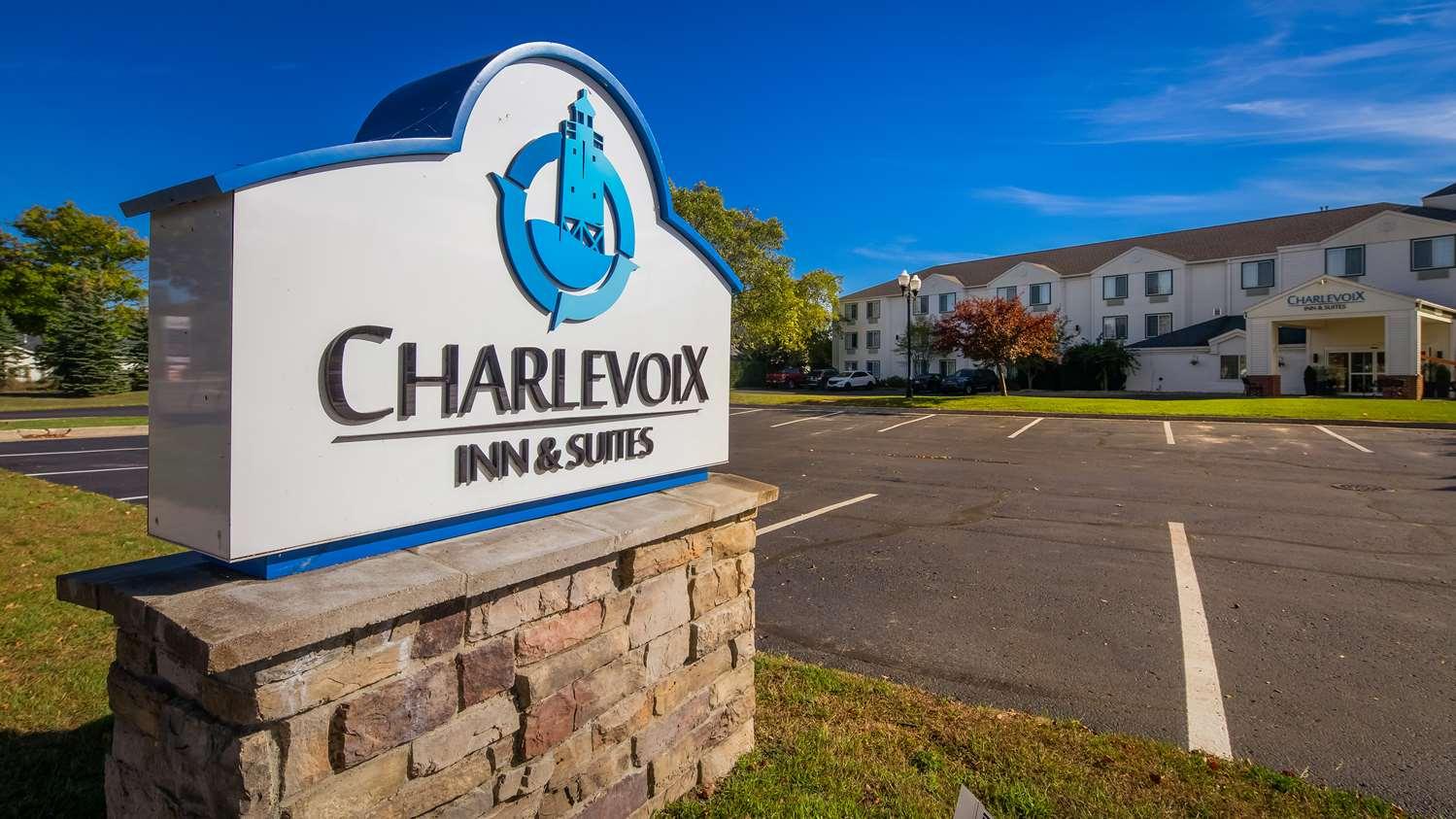Charlevoix Inn & Suites Surestay Collection By Best Western Exterior foto