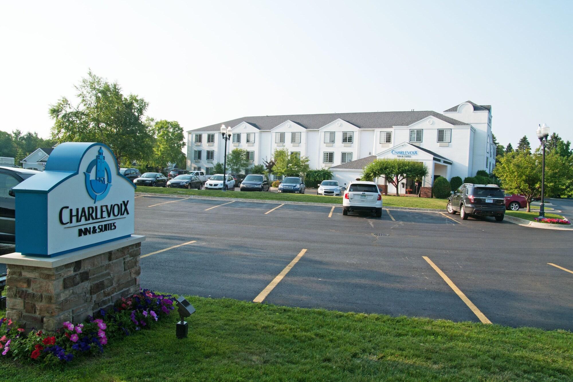 Charlevoix Inn & Suites Surestay Collection By Best Western Exterior foto