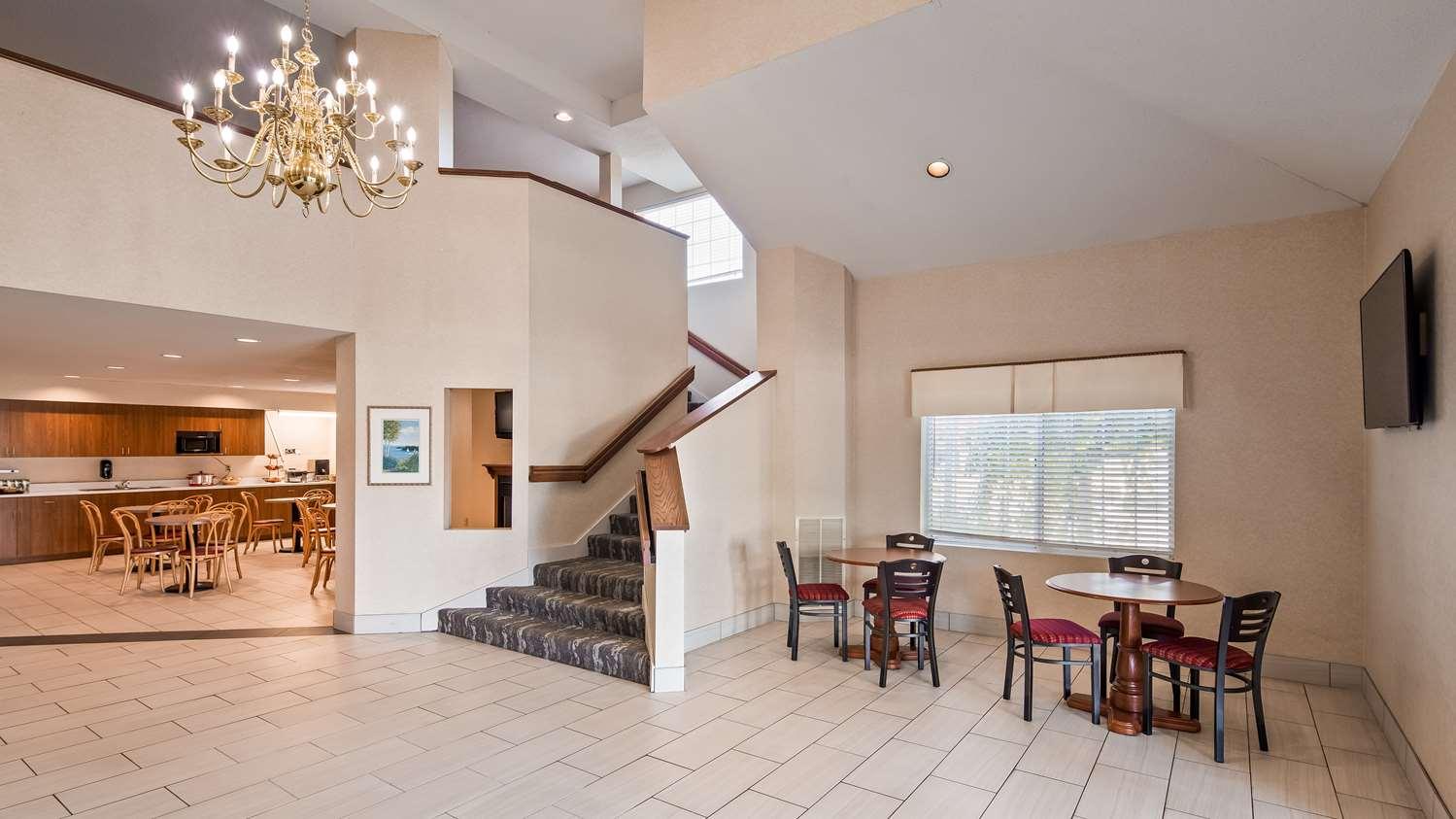 Charlevoix Inn & Suites Surestay Collection By Best Western Exterior foto