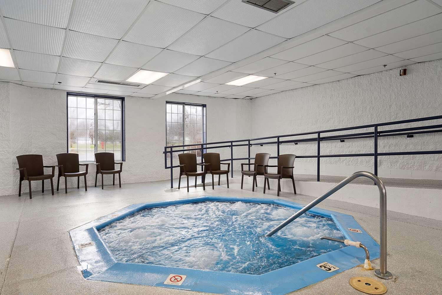 Charlevoix Inn & Suites Surestay Collection By Best Western Exterior foto