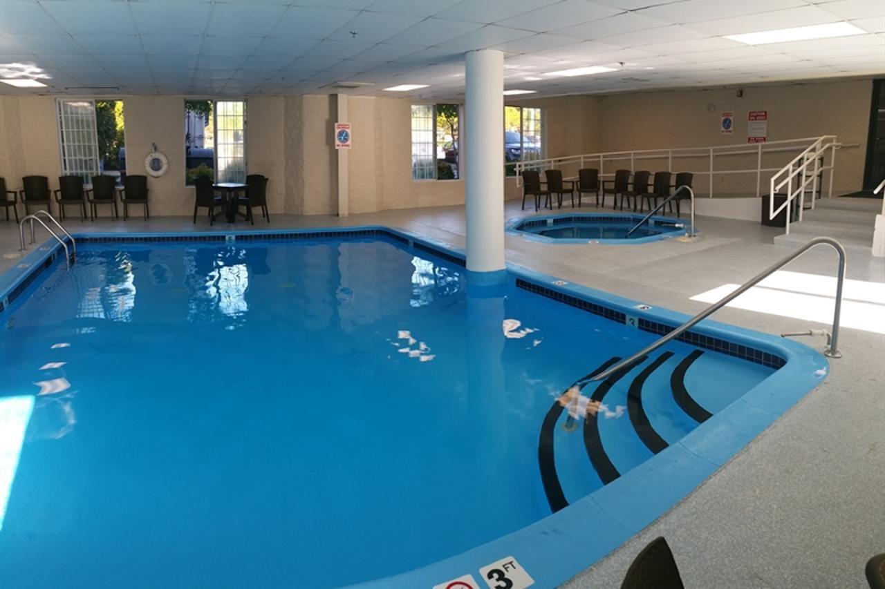 Charlevoix Inn & Suites Surestay Collection By Best Western Exterior foto